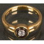Ring. 14 ct Gold, ca. 5 g, besetzt mit Brillant, ca. 0,10 ct, Ringgröße 52.