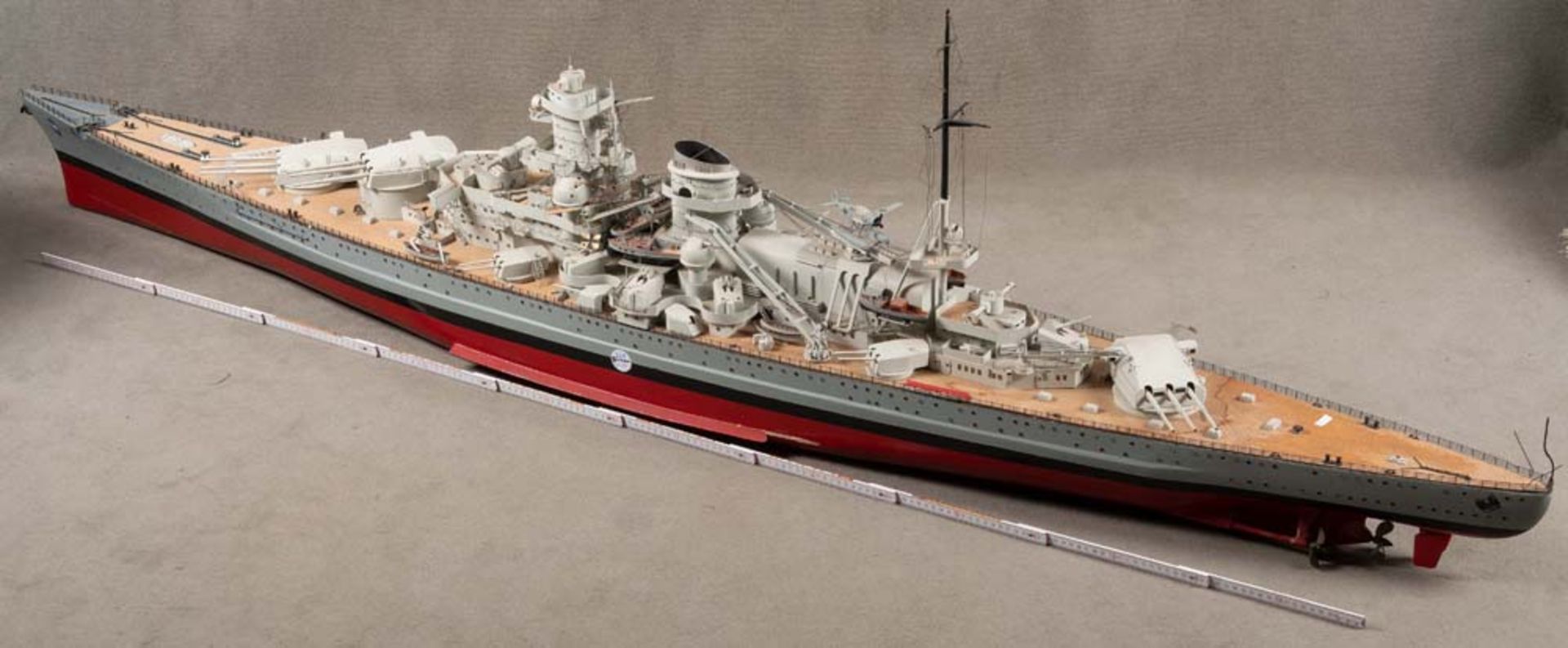 Modell-Schlachtschiff. Deutsch 20. Jh. Kunststoff / Holz, bemalt, H=60 cm, L=235 cm, B=33 cm. (