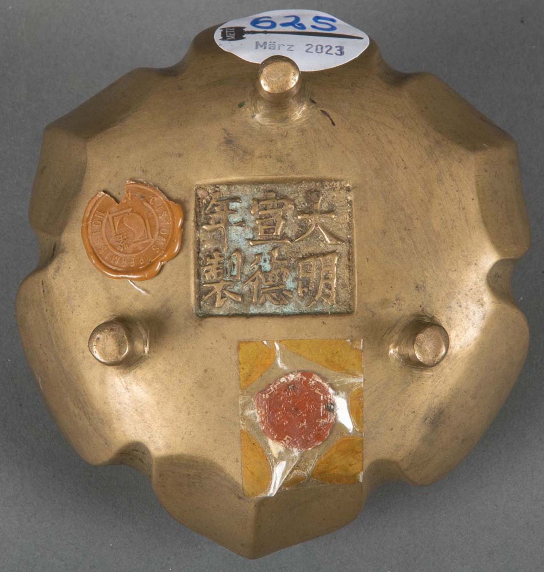 Kleines Henkelgefäß. China. Bronze, am Boden sign., H=7 cm, D=11 cm. - Bild 2 aus 2