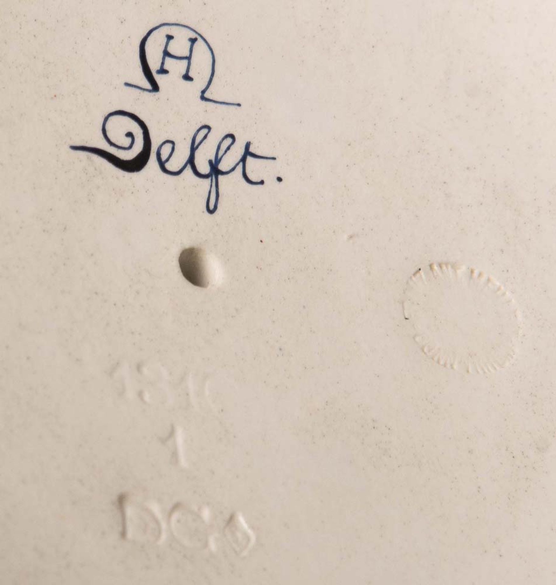 Paar Deckelvasen. Delft 20. Jh. Fayence, unterglasurblau bemalt, am Boden gemarkt, H=52 cm. ** - Bild 2 aus 2