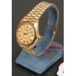 Damenarmbanduhr. Rolex „Datejust“. 18 ct Gold, ca. 80 g, mit Brillantbesatz auf Zifferblatt, mit