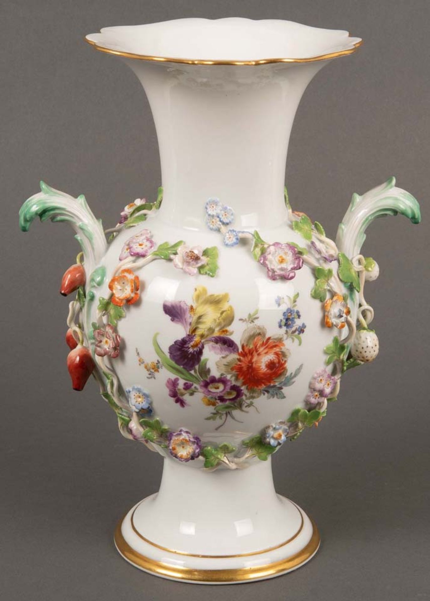 Vase. Meissen 20. Jh. Porzellan, mit aufbossierten Blütenästen, Reserven bunt bemalt mit - Bild 3 aus 3