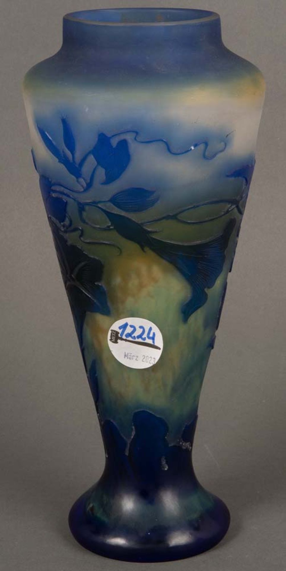 Jugendstil-Vase. Emile Gallé, Nancy um 1900. Farbloses Glas, farbig überfangen, floral geschnitzt, - Bild 3 aus 3