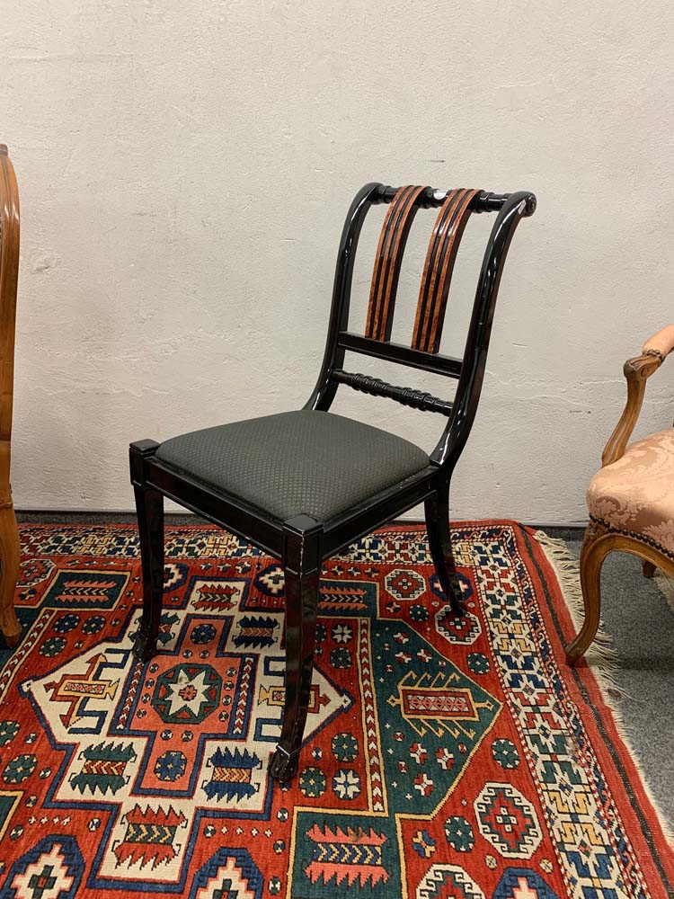 Sechs moderne Stühle. Italien. Holz, schwarz ebonisiert, mit Vogelahorn abgesetzt, Sitzfläche