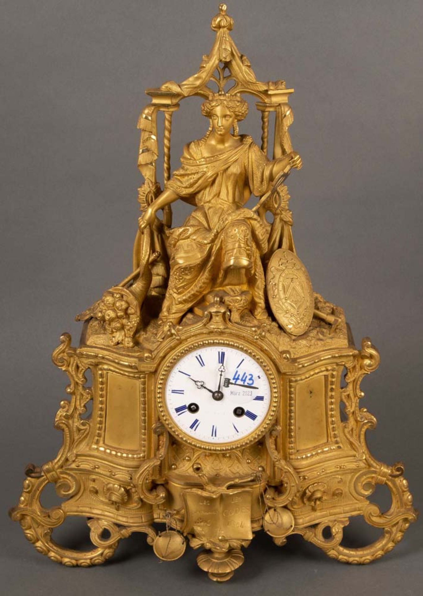 Tischuhr. Paris 1804-06. Bronze, feuervergoldet, teilw. ziseliert. Rundes Zifferblatt, mit doppeltem