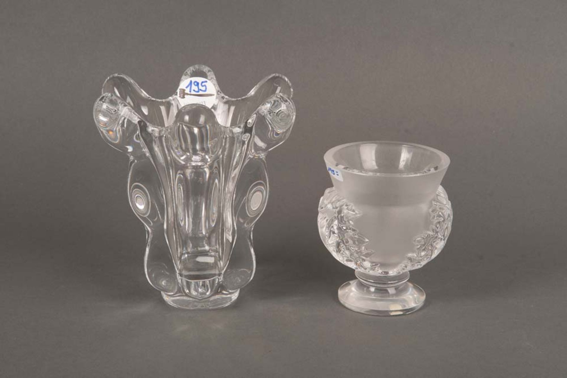 Zwei Vasen. Darunter Lalique / Vannes-le-Châtel et Vierzon 20. Jh. Farbloses Glas, am Boden