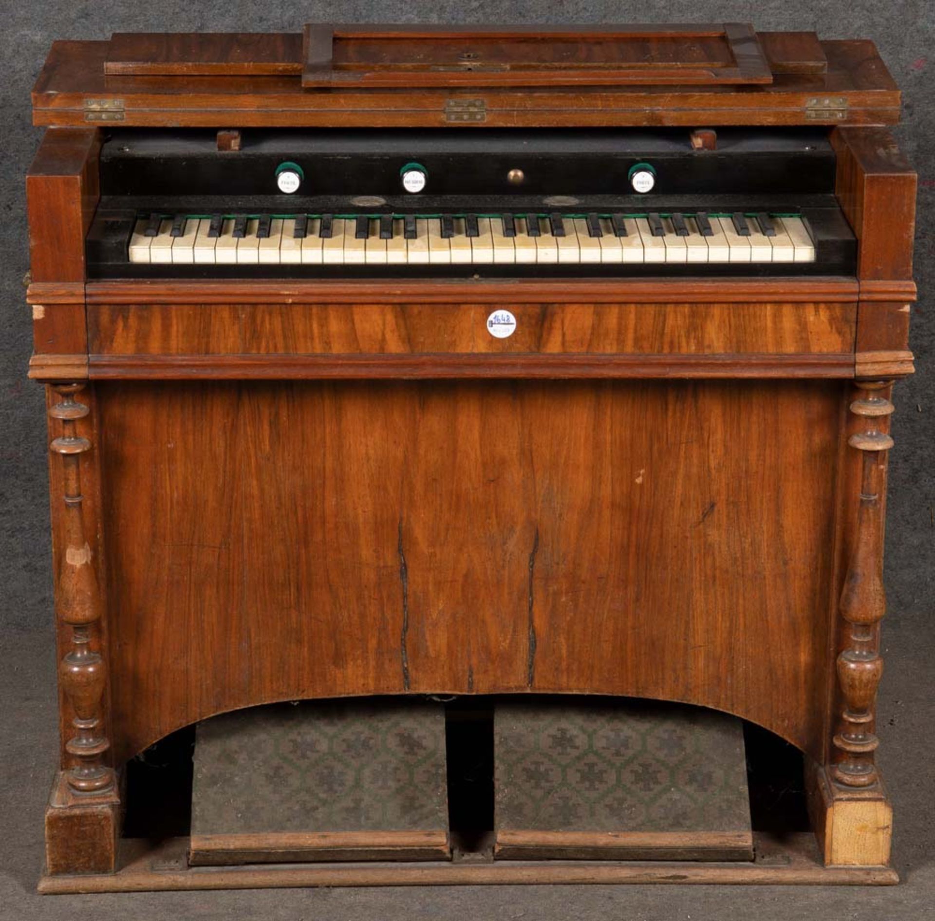 Historismus-Harmonium. Deutsch um 1900. Nussbaumfurnier, teilw. massiv, H=86 cm, B=98 cm, T=48