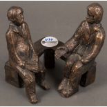 Skulpteur des 20. Jhs. Sitzendes Herrenpaar. Bronze, am Boden monogr. „P.S.“, H=16,5 cm.