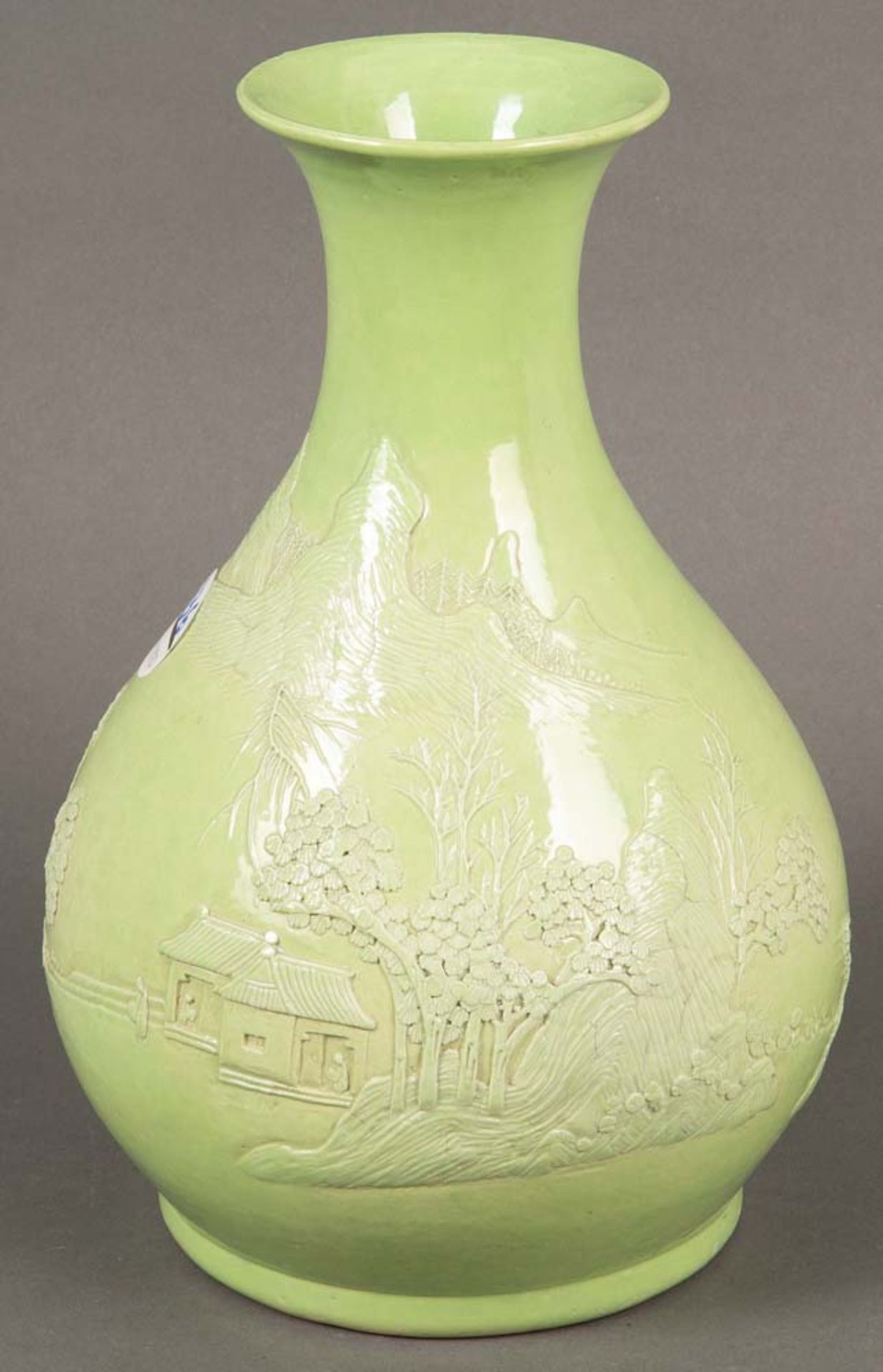 Vase. Asien. Porzellan, mit Reliefdekor, grün glasiert, am Boden Stempelmarke, H=28,5 cm.