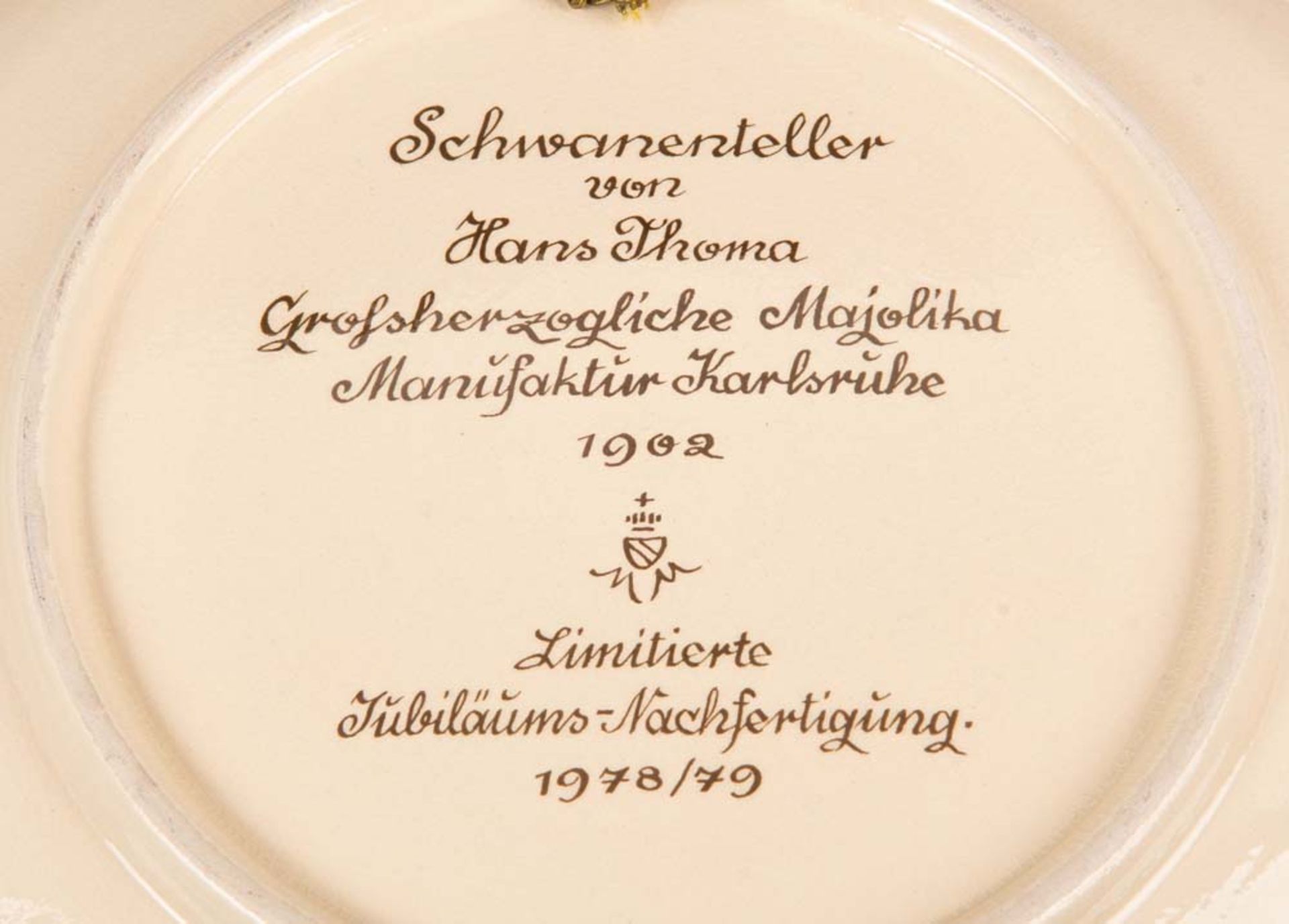 Große runde Platte mit Schwanenmotiv. Karlsruher Majolika dat. 1978-79. Irdengut, reliefiert und - Bild 3 aus 3