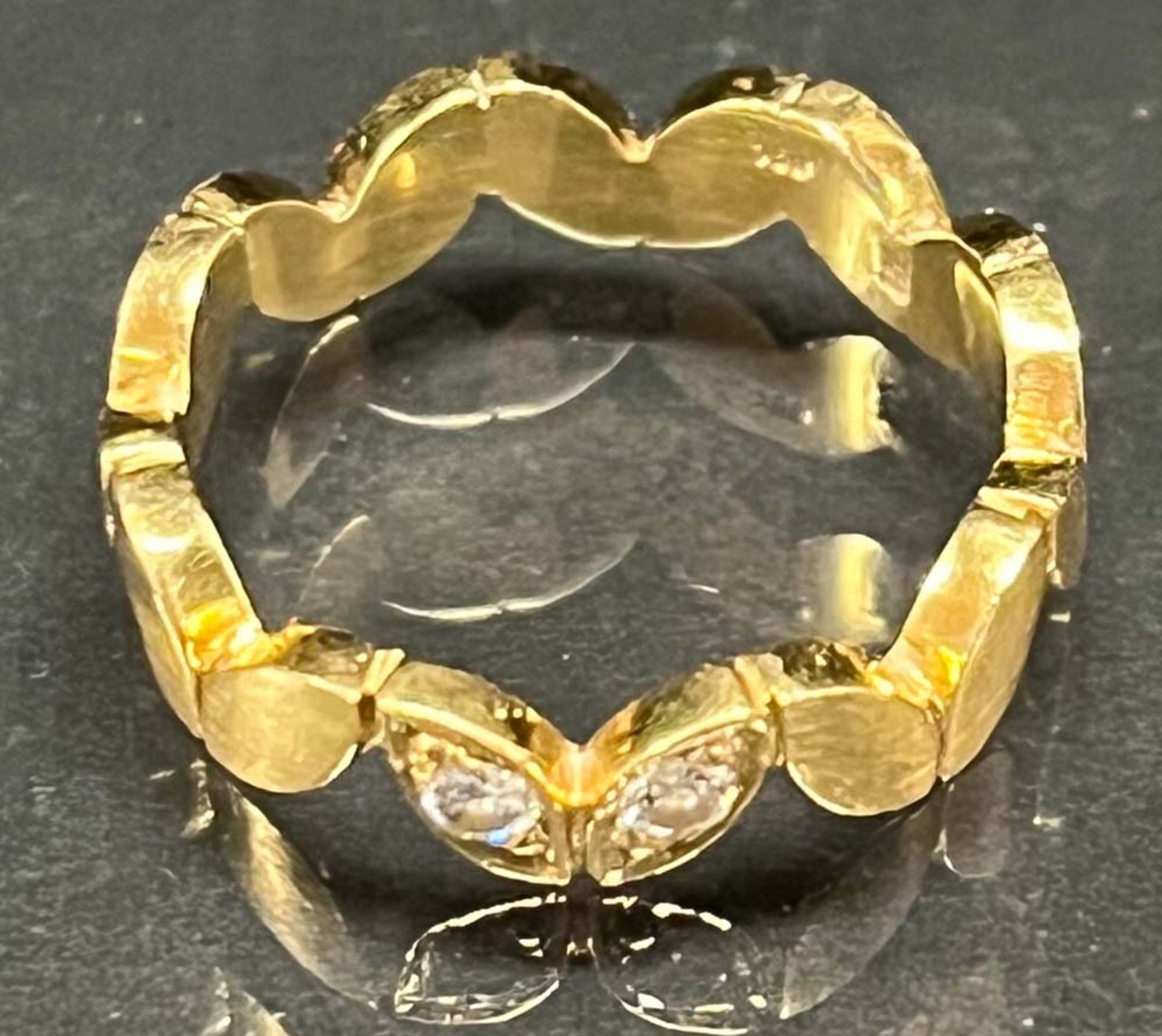 Ring. 18 ct Gold, ca. 5 g, besetzt mit Brillant, ca. 0,10 ct, Ringgröße 55.