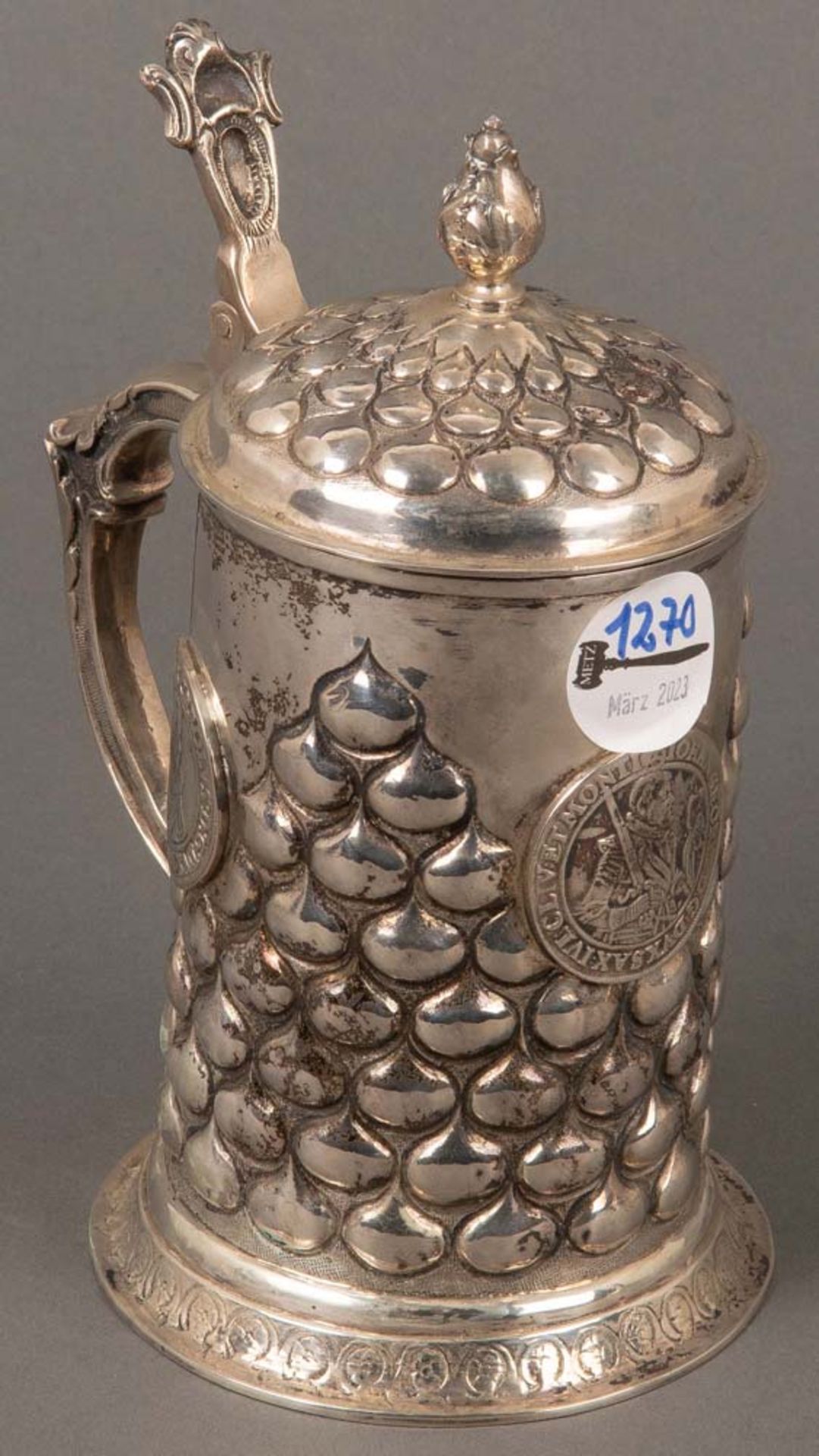 Prunkdeckelkrug. Deutsch um 1900. 800er Silber, ca. 739 g, am Boden gepunzt, H=20,5 cm. >> Los Nr.