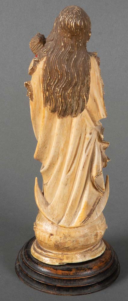 Madonna mit Kind. Südfrankreich 16. Jh. Bein, vollrund geschnitzt, auf Holzsockel montiert. - Image 2 of 2