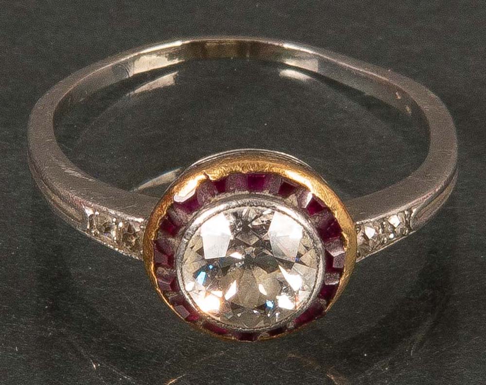 Damenring. 14 ct Gelbgold, ca. 2,8 g, besetzt mit Diamant, ca. 0,75 ct, und rubinfarbigen Steinen,