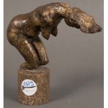 Karl Bobek (1925-1992) attrib. Abstrakter Frauenakt. Bronze, auf Marmorsockel, H=18,5 cm. >> Los Nr.