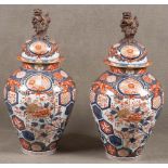 Paar große Deckelvasen. Japan 19. Jh. Porzellan, bunt bemalt mit Imari-Dekor, H=67 cm. **