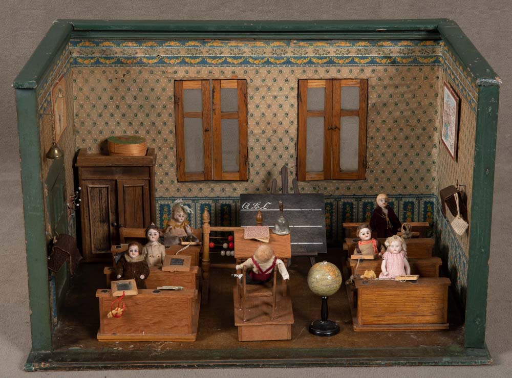 Historismus-Puppenklassenzimmer. Deutsch um 1900. Massivholz, mit Zubehör, Wände tapeziert, H=35 cm,