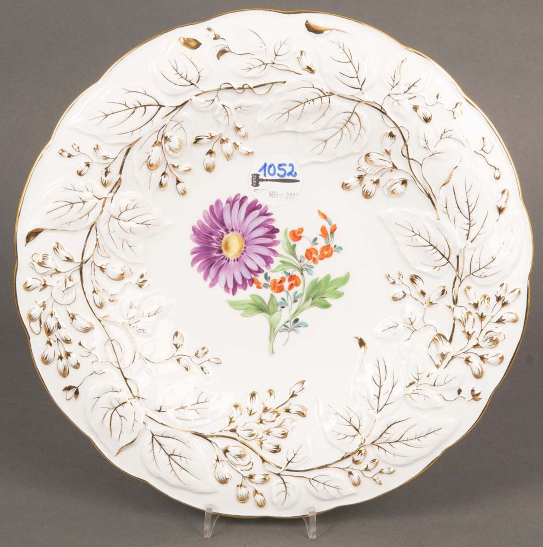 Runde Prunkplatte. Meissen 20. Jh. Porzellan, reich floral reliefiert, gold gesäumt, Spiegel bunt