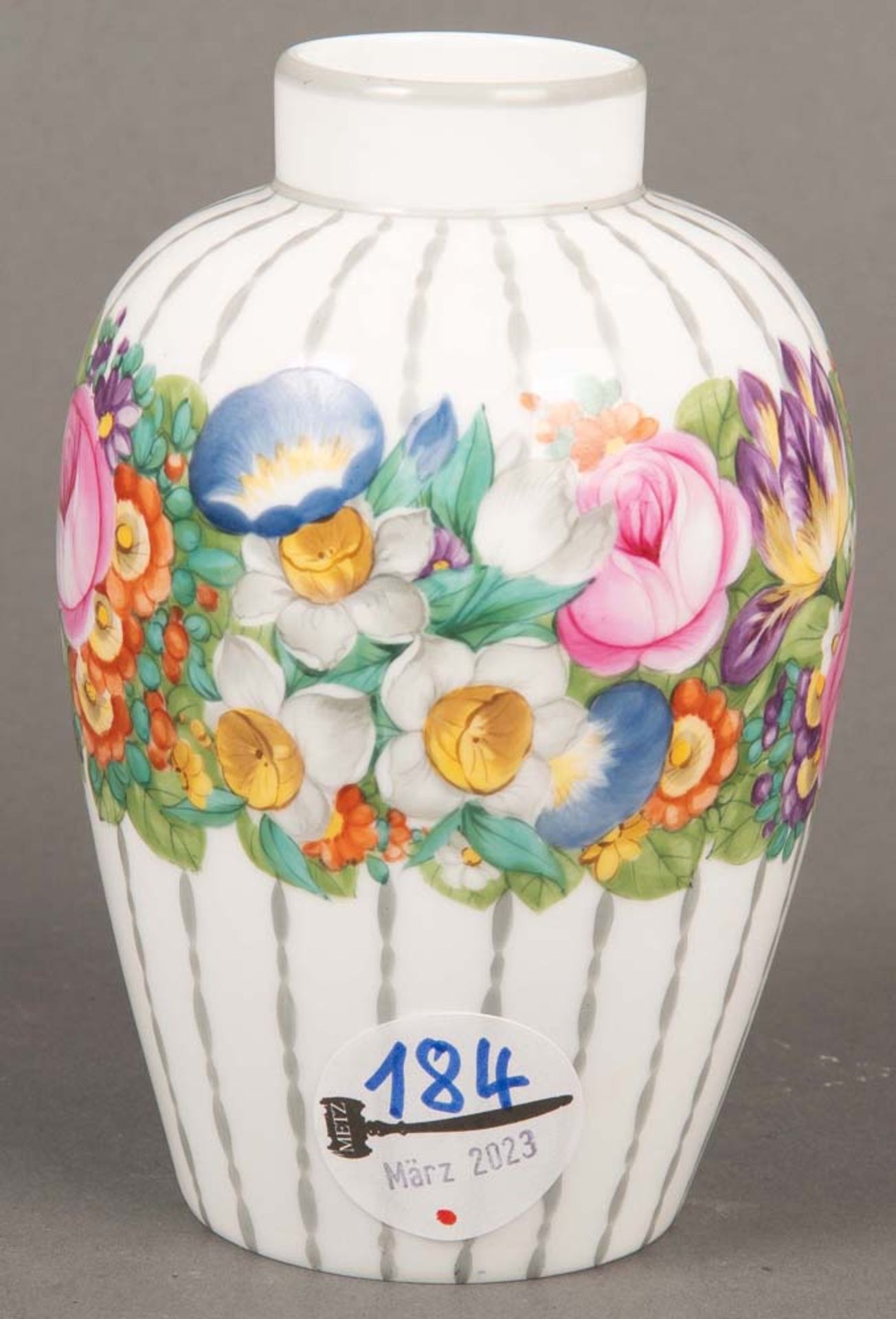 Vase. Nymphenburg um 1900. Porzellan, bunt floral bemalt, am Boden gemarkt, sign. Professor