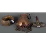 Dreitlgs. Konvolut. Asien. Geldbörse / Tasche / Armreif. Leder, Messing, Bronze,