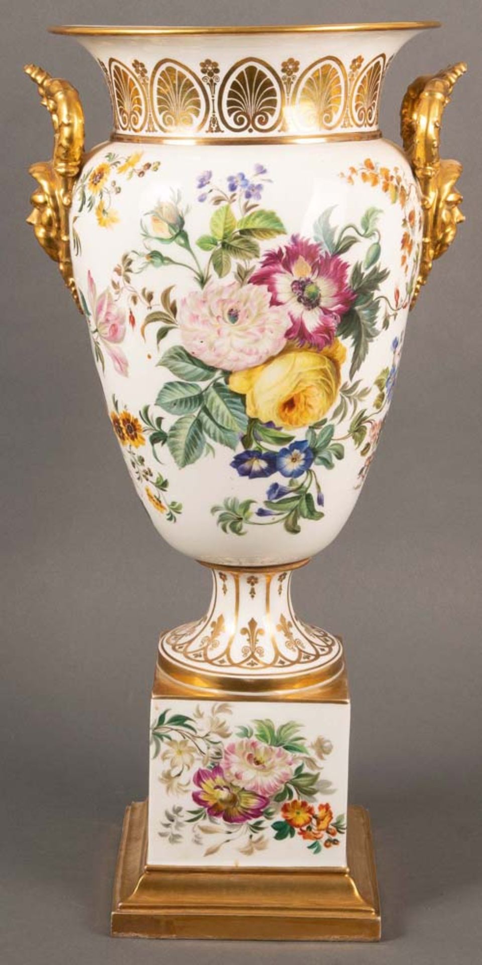 Prunkvase. Paris, Jacob Petit 19. Jh. Porzellan, bunt floral bemalt, mit Goldrand, H=58 cm. ** - Bild 2 aus 3