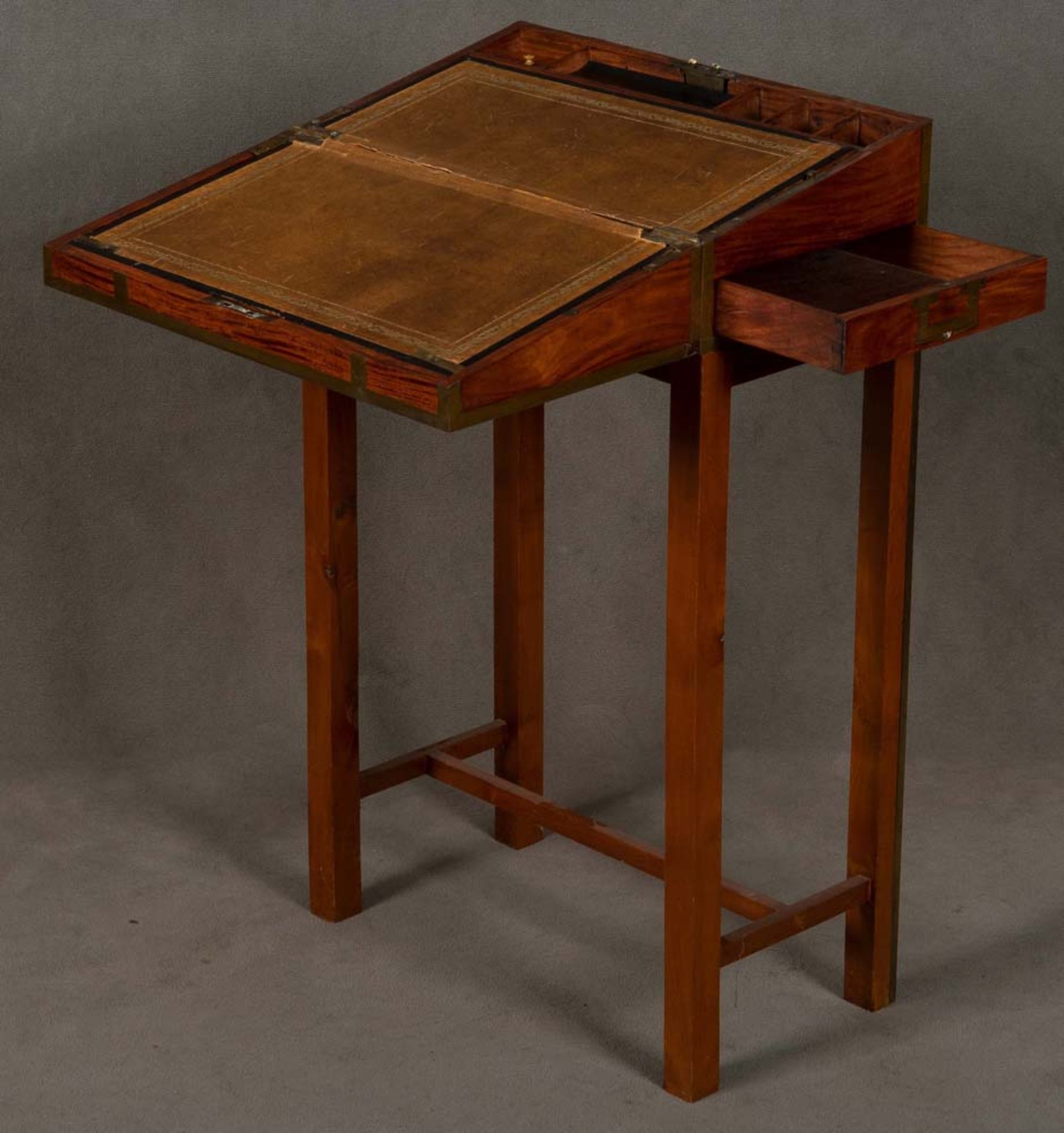 Kleiner Lap Desk zum Ausklappen. England um 1900. Massiv Mahagoni, Messingbeschläge, Schreibplatte - Bild 2 aus 2