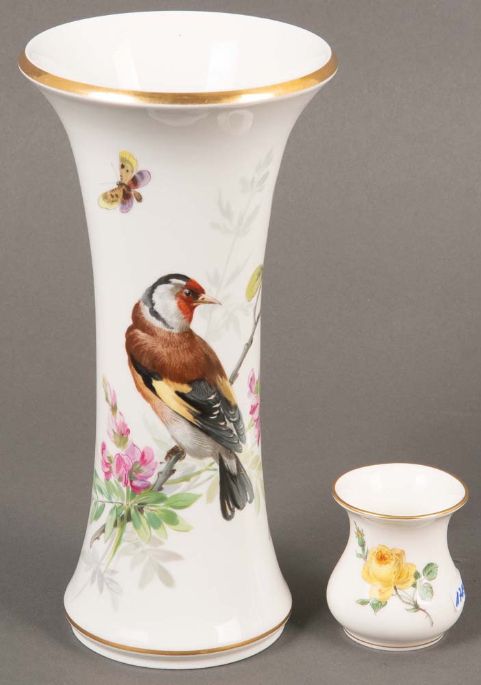 Kleine und große Vase. Meissen 19./20. Jh. Porzellan, bunt bemalt mit Vogel bzw. gelber Rose, am