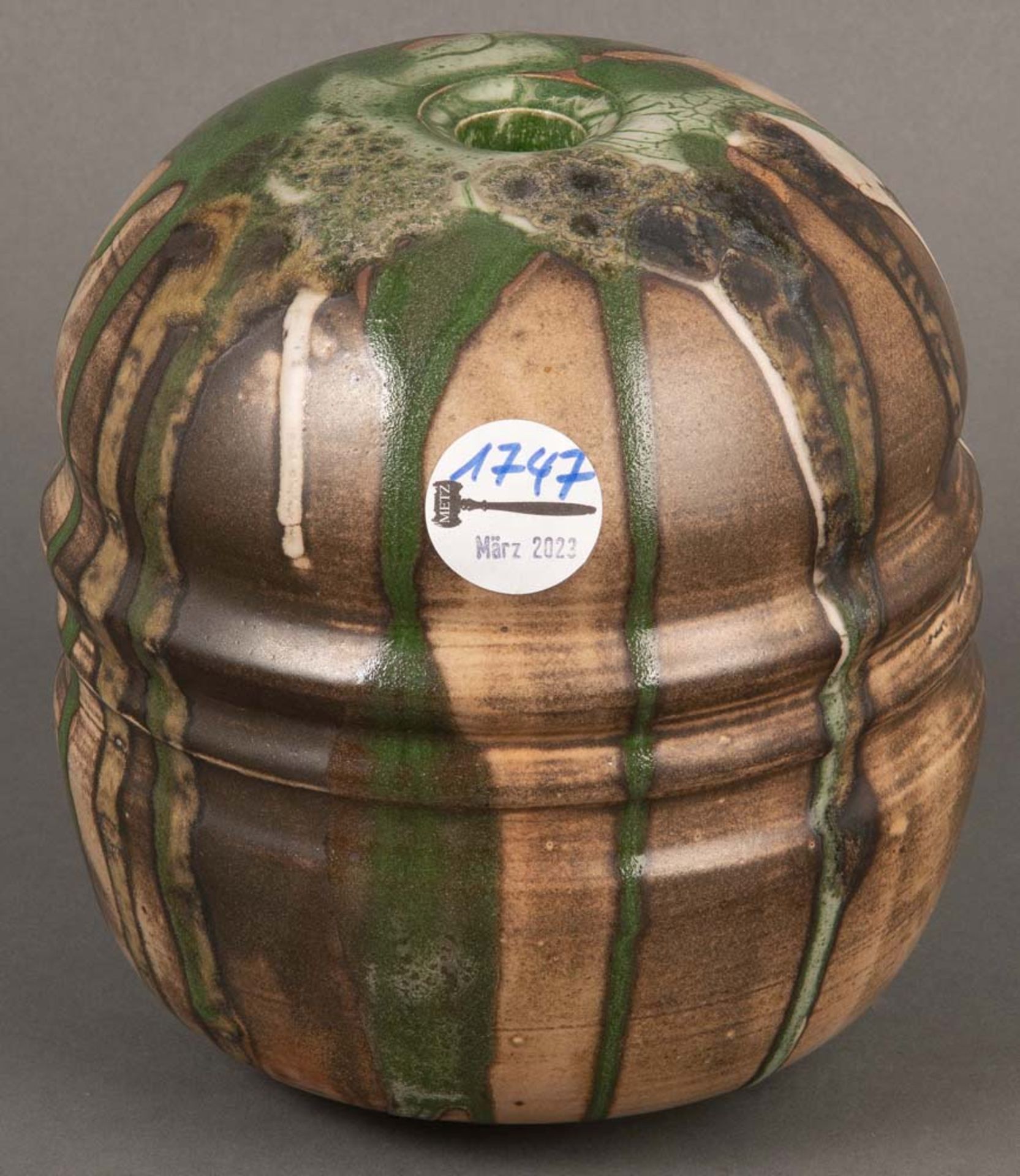 Designer-Vase. Wohl Deutsch 20. Jh. Keramik, bunt dekoriert, H=19 cm, D=16 cm.