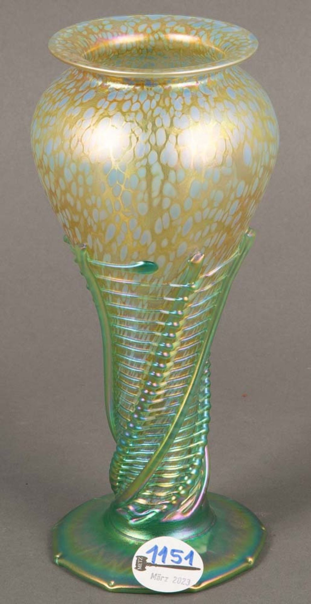 Jugendstil-Vase „Metallin“. Loetz Wwe., Klostermühle um 1900. Farbloses Glas, lüstrierend