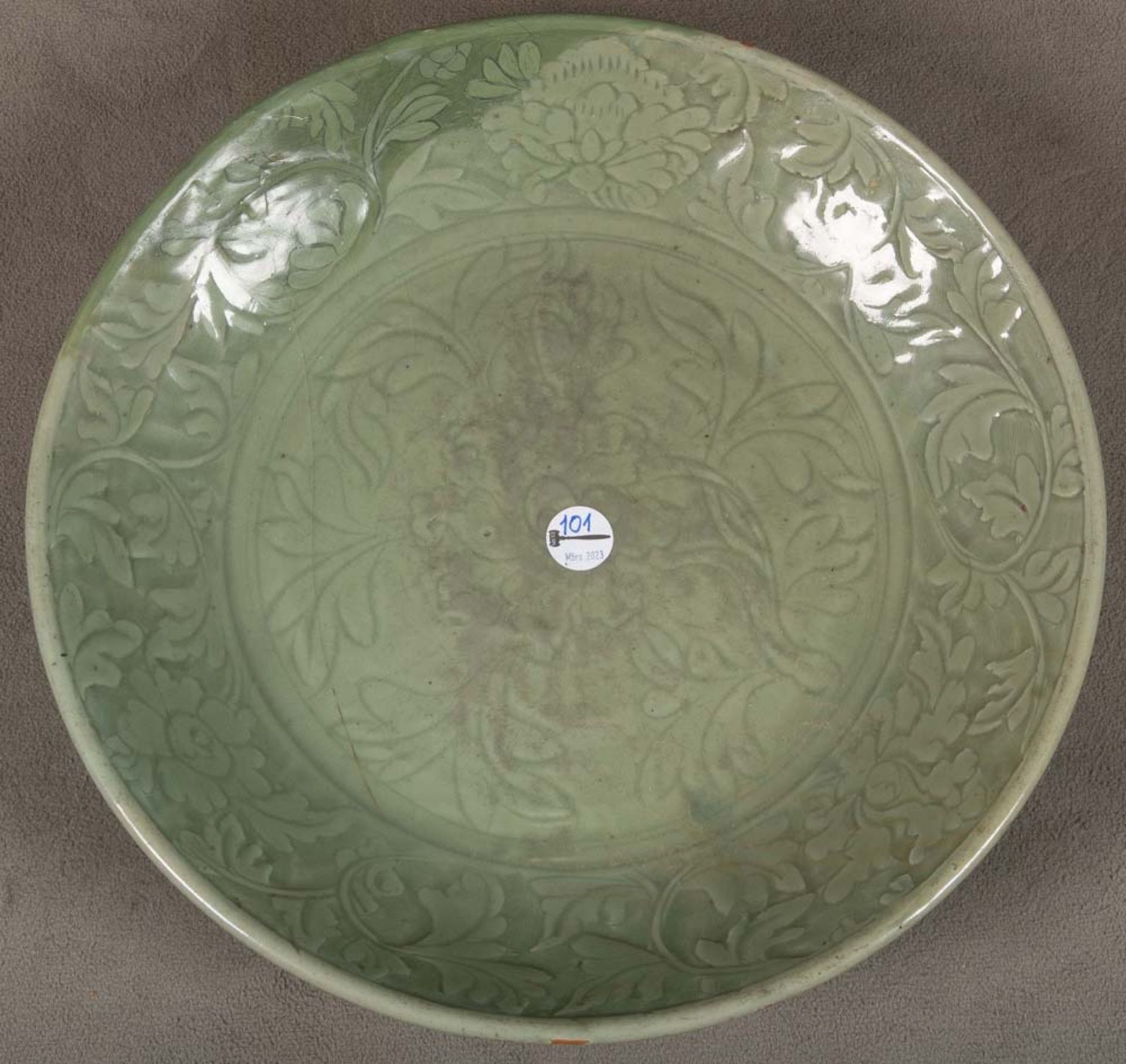 Große runde Platte. Asien. Porzellan, celadonfarben bemalt, ohne Marke, D=48 cm. (Rand sichtbar