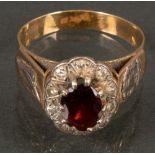 Damenring. 14 ct Gelbgold, ca. 5 g, besetzt mit Diamanten, ca. 0,15 ct, und Granat, Ringgröße 58.