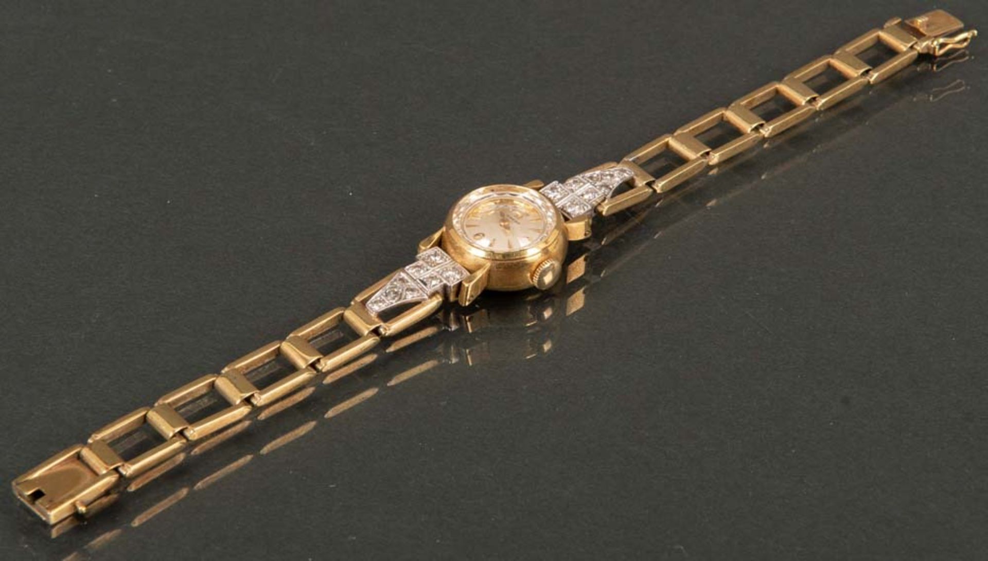 Damenarmbanduhr. Marke Omega, Handaufzug. 14 ct Gold, besetzt mit Diamanten ca. 0,35 ct.