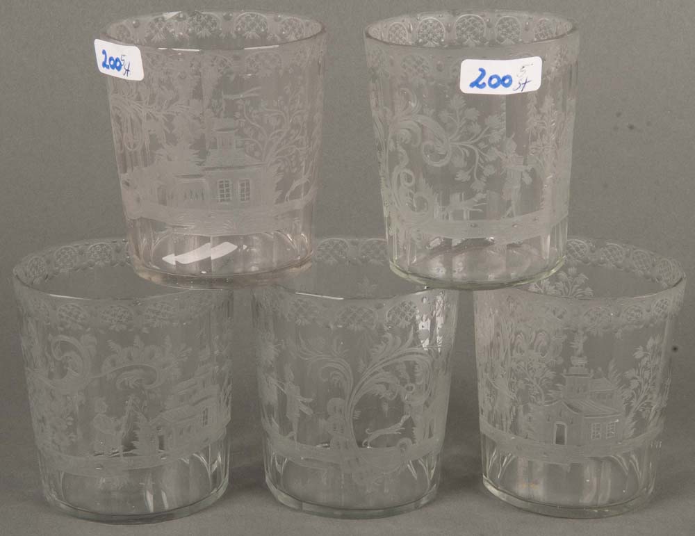 Fünf Becher. Deutsch 19. Jh. Farbloses Glas, geätzt mit Jagddarstellungen, H=je 7,5 cm. (best.)