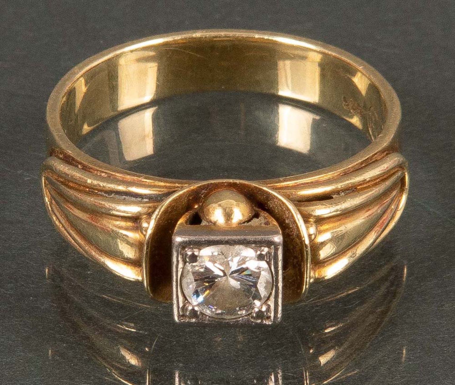 Damenring. 14 ct Gelbgold, ca. 6 g, besetzt mit Brillant, ca. 0,40 ct, Ringgröße 54.