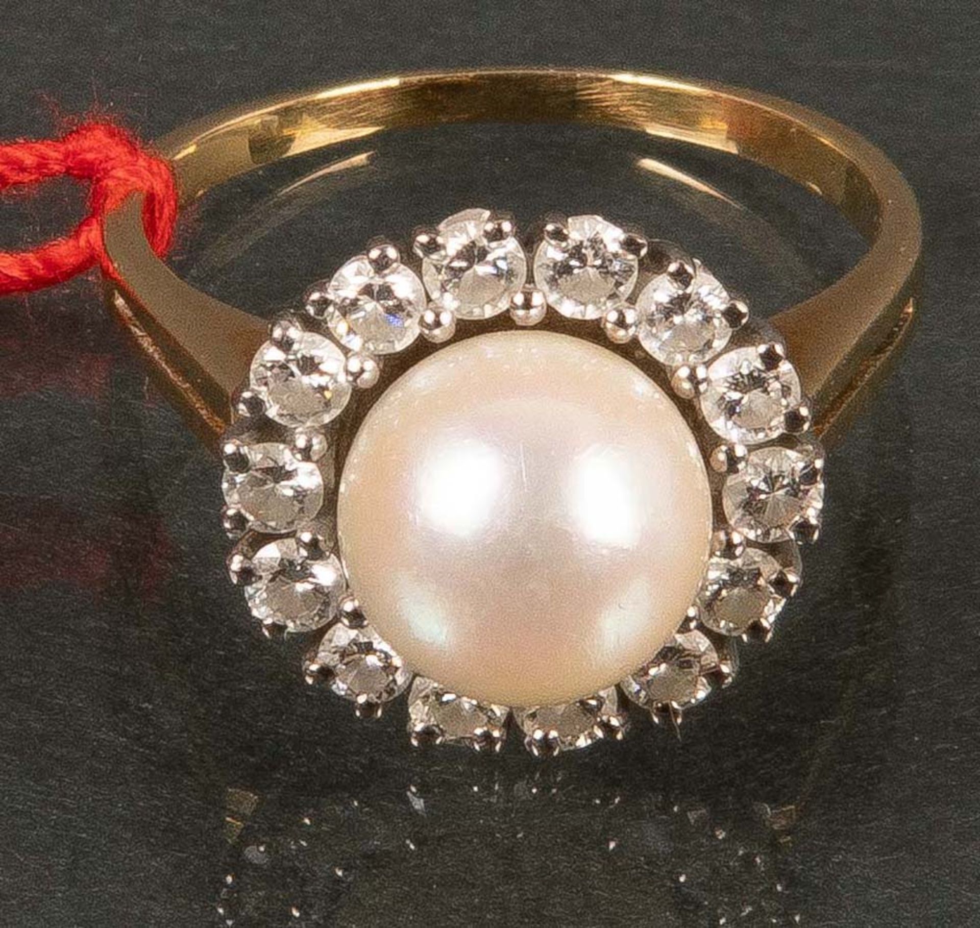 Damenring. 18 ct Gelbgold, ca. 5 g, besetzt mit Zuchtperle und Brillanten, ca. 0,80 ct, Ringgröße