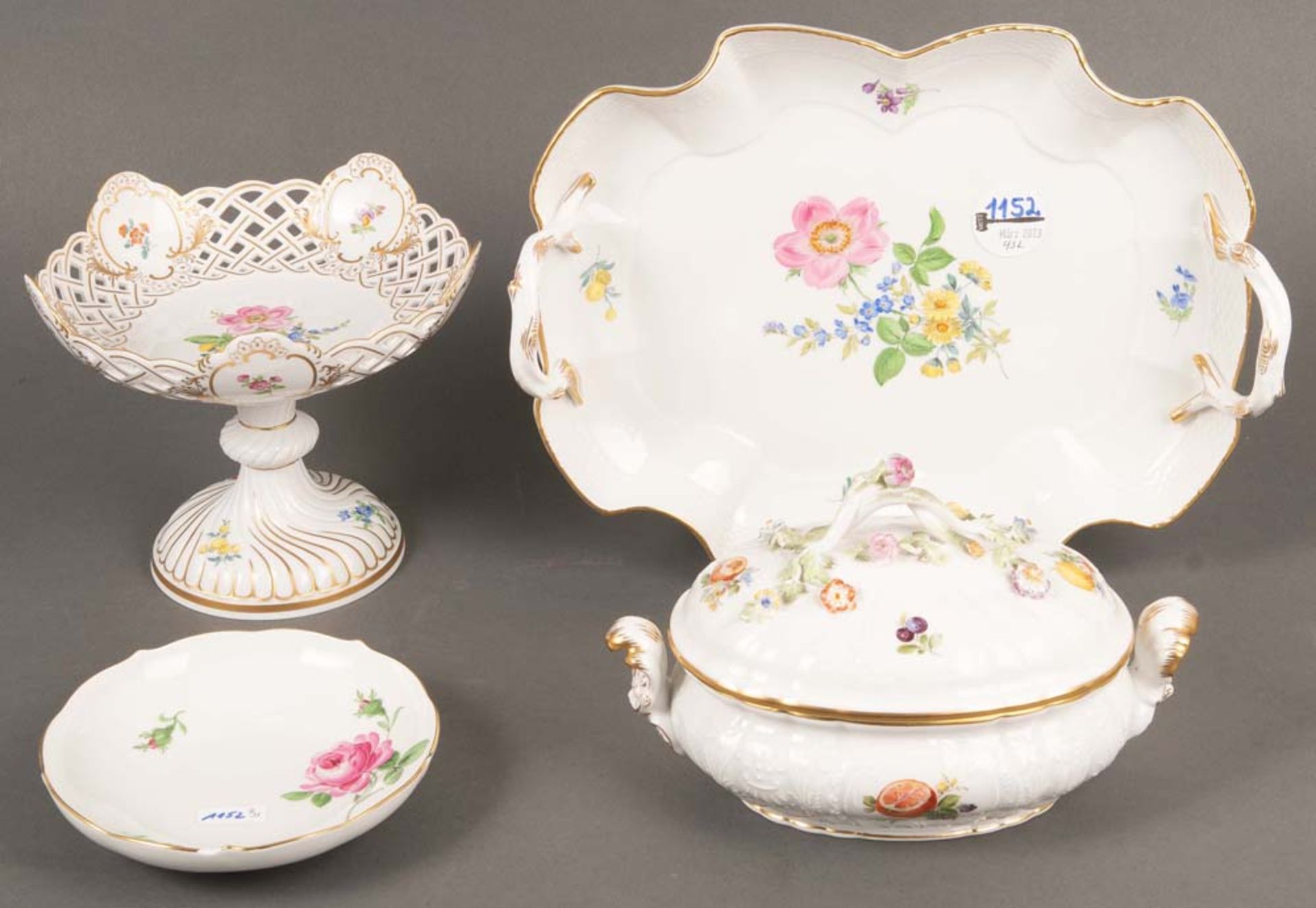 Konvolut Porzellan. Meissen 20. Jh. Porzellan, bunt bemalt mit Floraldekor, mit Goldrand, am Boden