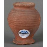 Vase. Wohl römisch. Ton, gebrannt, H=10,5 cm. (besch.)