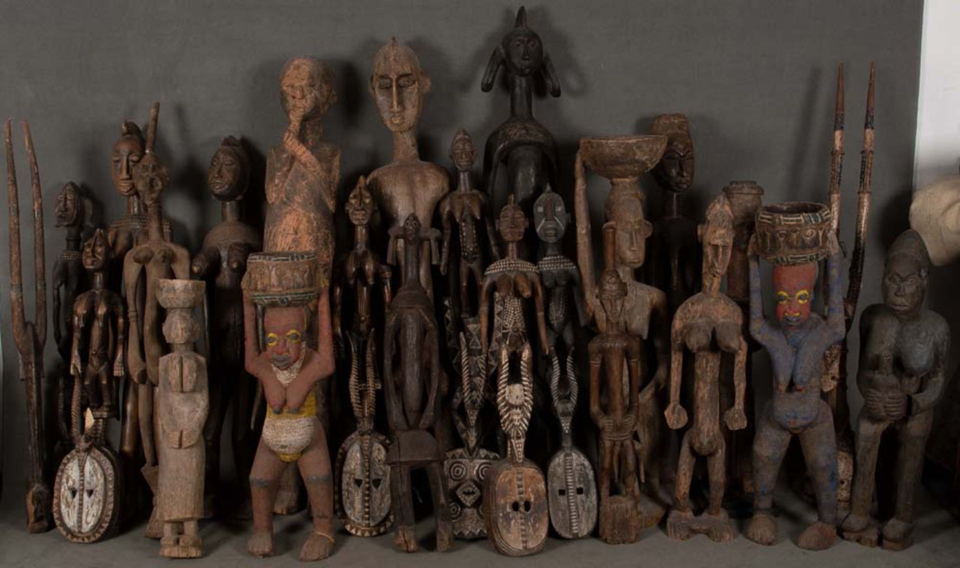 Großes Konvolut Figuren, Masken und Kultfiguren. Afrika. Holz, geschnitzt, teilw. bemalt, ca. 200 - Bild 3 aus 3