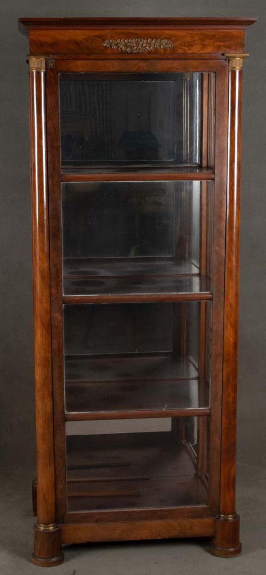 Biedermeier-Vitrine. Norddeutsch 19. Jh. Mahagonifurnier, teilw. massiv, dreiseitig verglast mit