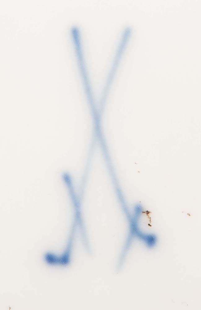 Teller. Meissen 19. Jh. Porzellan, bunt bemalt mit exotischen Vögeln, gesäumt von - Image 2 of 2