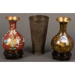 Zwei Cloisonné-Vasen. Asien. Messingkern, farbig emailliert, auf Holzsockel; dazu Metallbecher,