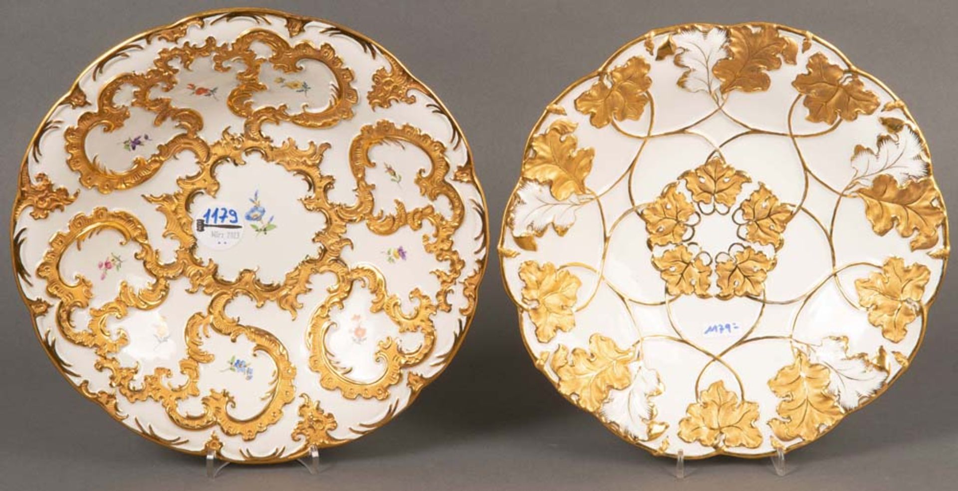 Zwei Prunkplatten. Meissen 1924-34 und später. Porzellan, aufwendig reliefiert und gold gehöht,