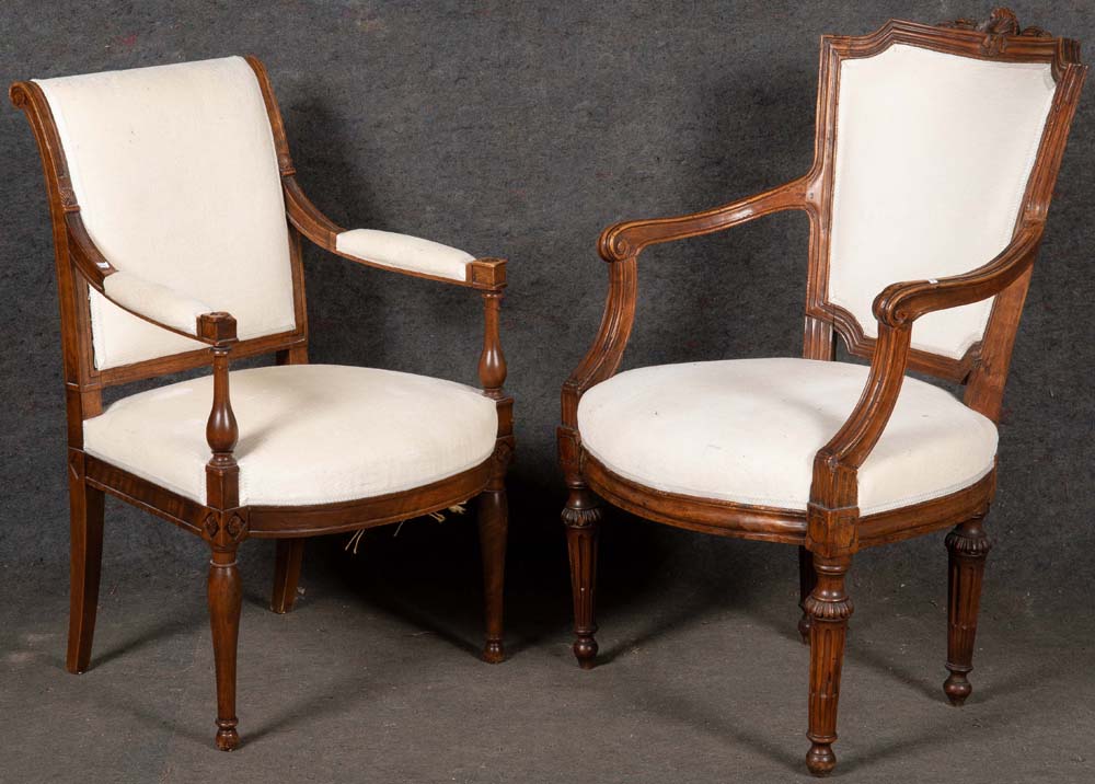 Zwei Fauteuils. Italien 1790 bzw. 20. Jh. Massiv Nussbaum, teilw. geschnitzt. >>> Bitte beachten