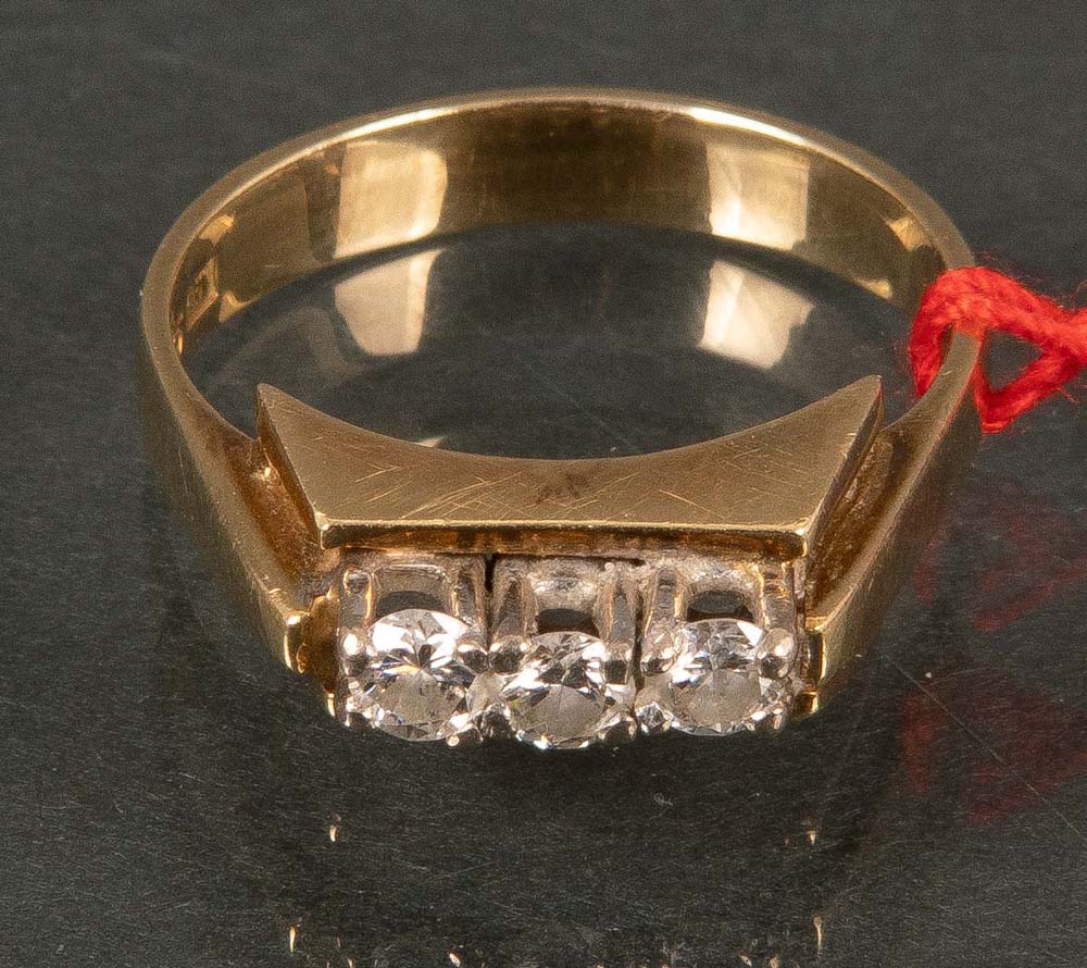 Damenring. 14 ct Gelbgold, ca. 5 g, besetzt mit Diamanten, ca. 0,30 ct, Ringgröße 56.