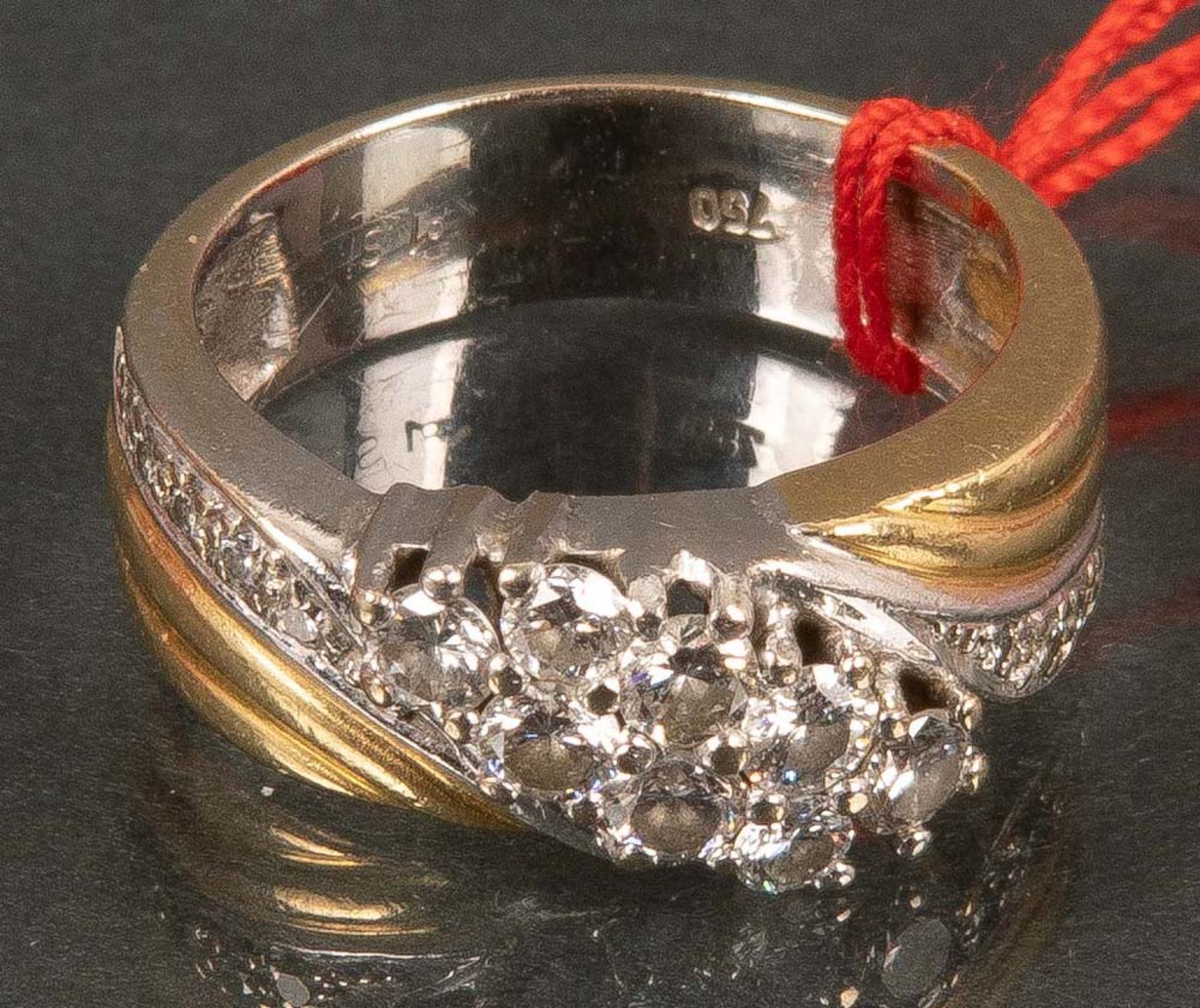 Damenring. 18 ct Gold, ca. 6,8 g, besetzt mit Brillanten, ca. 0,80 ct, Ringgröße 52.