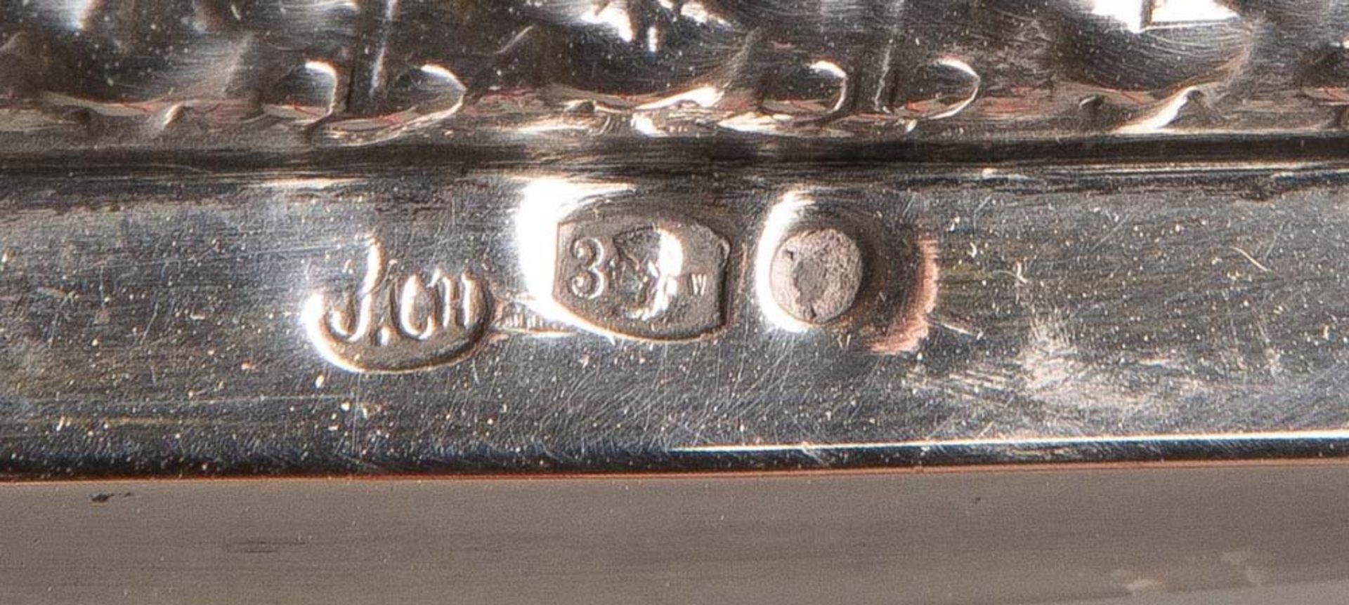 Paar Leuchter. Österreich 19. Jh. Silber, ca. 600 g, seitlich mit Meisterpunze „J.CH.“, H=je 32 cm. - Image 2 of 2