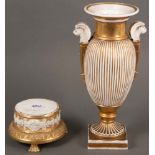 Vase und runder Sockel. Wohl Paris 19. Jh. Porzellan, reich gold staffiert, H=9 cm / 33,5 cm. (