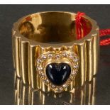 Damenring. 18 ct Gold, ca. 10,7 g, besetzt mit Brillanten, ca. 0,15 ct, und saphirfarbenem Stein,