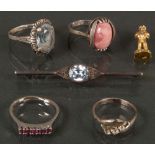 Ringe, Brosche und Anhänger. Silber, ca. 18,5 g, besetzt mit Rosenquarz, synthetischem Spinnell