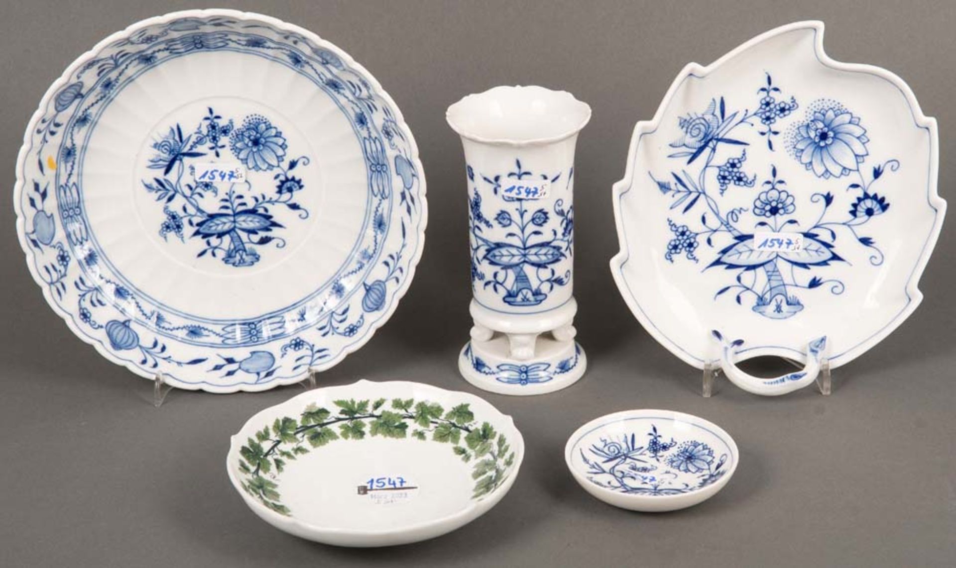 Konvolut Porzellan. Meissen 20. Jh. Porzellan, mit Weinlaubdekor und Zwiebelmusterdekor,